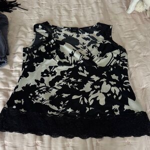 Floral Lace-Trim Sleeveless Camisole in Black & White